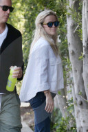 EXKLUSIV - Schwanger? Reese Witherspoon trägt eine weite Bluse
