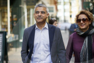 NEWS - London: Bürgermeister-Kandidat Sadiq Khan spaziert durch die Stadt