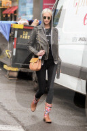 PEOPLE - Poppy Delevingne gutgelaunt unterwegs in NYC