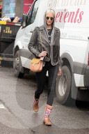 PEOPLE - Poppy Delevingne gutgelaunt unterwegs in NYC