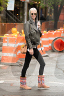 PEOPLE - Poppy Delevingne gutgelaunt unterwegs in NYC