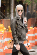 PEOPLE - Poppy Delevingne gutgelaunt unterwegs in NYC