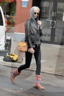 PEOPLE - Poppy Delevingne gutgelaunt unterwegs in NYC