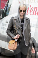 PEOPLE - Poppy Delevingne gutgelaunt unterwegs in NYC