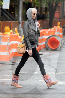 PEOPLE - Poppy Delevingne gutgelaunt unterwegs in NYC
