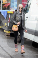 PEOPLE - Poppy Delevingne gutgelaunt unterwegs in NYC