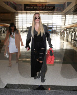 PEOPLE - Khloe Kardashian mit "strahlendem" Teint am Flughafen