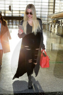 PEOPLE - Khloe Kardashian mit "strahlendem" Teint am Flughafen