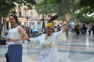 PEOPLE - Stimmung an der Chanel-Parade mitten in Havanna
