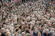 PEOPLE - Das holländische Königspaar legt einen Kranz nieder