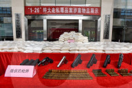 NEWS - Guangdong: Polizei konfisziert illegale Drogen und Waffen