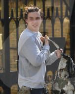 PEOPLE - Brooklyn Beckham trägt sein Haar hochgesteckt