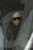 EXKLUSIV - Brookyln Beckham und Mama Victoria verlassen das Casa Cruz in London