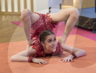 FEATURE - Schlangenmensch Claudia Hughes aus Grossbritannien