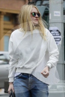 PEOPLE - Dakota Fanning beim Nasenbohren in New York erwischt