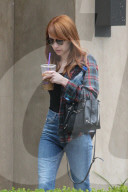 PEOPLE - Emma Roberts mit dem Eiskaffee in Hollywood unterwegs