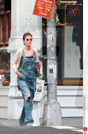 JULIA ROBERTS WALKING IN NEW YORK, AMERICA - AUG 1998