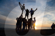 FEATURE -  Cheerleaders üben bei Sonnenuntergang in Aberystwyth