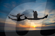 FEATURE -  Cheerleaders üben bei Sonnenuntergang in Aberystwyth