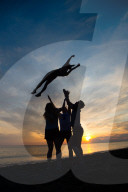FEATURE -  Cheerleaders üben bei Sonnenuntergang in Aberystwyth