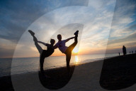 FEATURE -  Cheerleaders üben bei Sonnenuntergang in Aberystwyth