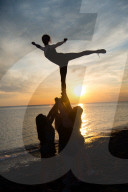 FEATURE -  Cheerleaders üben bei Sonnenuntergang in Aberystwyth