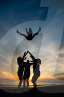 FEATURE -  Cheerleaders üben bei Sonnenuntergang in Aberystwyth