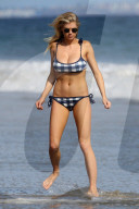 EXKLUSIV - Charlotte McKinney zeigt ihre Kurven am Strand von Malibu