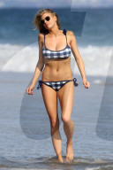 EXKLUSIV - Charlotte McKinney zeigt ihre Kurven am Strand von Malibu