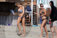 EXKLUSIV - Charlotte McKinney zeigt ihre Kurven am Strand von Malibu