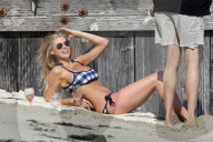 EXKLUSIV - Charlotte McKinney zeigt ihre Kurven am Strand von Malibu