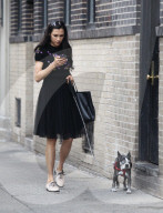 PEOPLE - Famke Janssen geht mit dem Hund Gassi