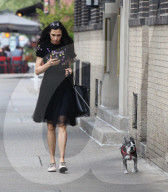 PEOPLE - Famke Janssen geht mit dem Hund Gassi