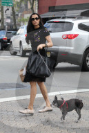 PEOPLE - Famke Janssen geht mit dem Hund Gassi