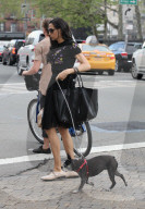 PEOPLE - Famke Janssen geht mit dem Hund Gassi