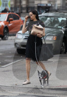 PEOPLE - Famke Janssen geht mit dem Hund Gassi
