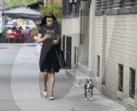 PEOPLE - Famke Janssen geht mit dem Hund Gassi