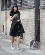 PEOPLE - Famke Janssen geht mit dem Hund Gassi