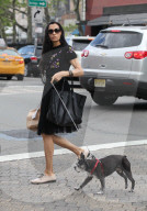 PEOPLE - Famke Janssen geht mit dem Hund Gassi