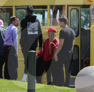 EXKLUSIV - Kendall und Kylie Jenner fahren mit dem Schulbus ins Legoland