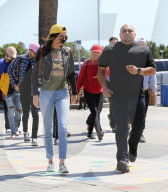EXKLUSIV - Kendall und Kylie Jenner fahren mit dem Schulbus ins Legoland