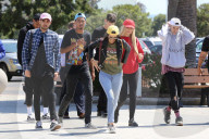 EXKLUSIV - Kendall und Kylie Jenner fahren mit dem Schulbus ins Legoland