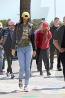 EXKLUSIV - Kendall und Kylie Jenner fahren mit dem Schulbus ins Legoland