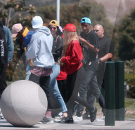 EXKLUSIV - Kendall und Kylie Jenner fahren mit dem Schulbus ins Legoland