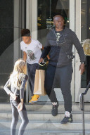 PEOPLE - Seal shoppt mit Henry und Lou im Nike-Shop