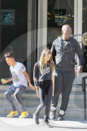 PEOPLE - Seal shoppt mit Henry und Lou im Nike-Shop