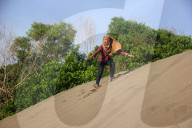 FEATURE - Sandboarding auf DÃ¼nen in Indonesien