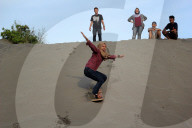 FEATURE - Sandboarding auf DÃ¼nen in Indonesien