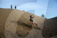 FEATURE - Sandboarding auf DÃ¼nen in Indonesien