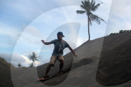 FEATURE - Sandboarding auf DÃ¼nen in Indonesien